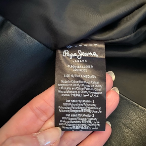 Beautiful pre-loved mini skirt from Pepe Jeans. Looks like leather. Size M - Picture 4 of 5